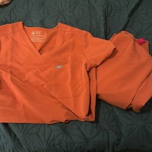 FIGS scrubs terracotta Catarina shirt & joggers, medium, never worn